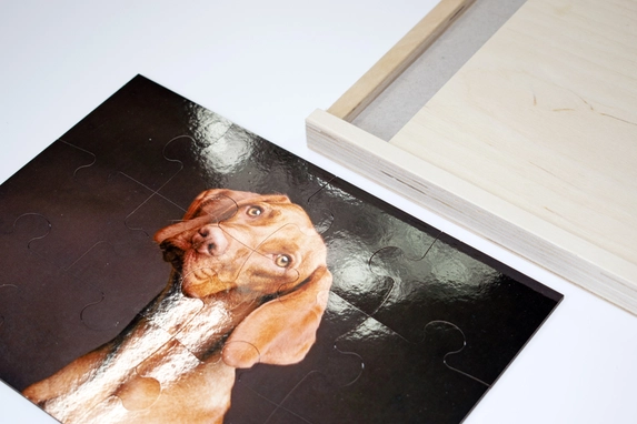 Fotopuzzle aus Holz mit einem Hund darauf.