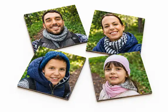 Die Familie ist sich uneins über vier quadratische Untersetzer.