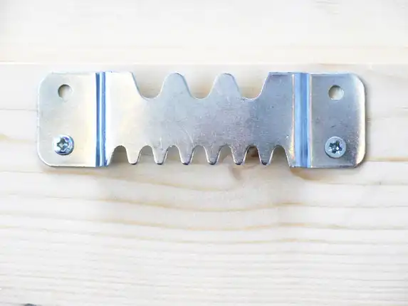 Stabiles Aufhängesystem für Fotos an Gerüsthölzern.