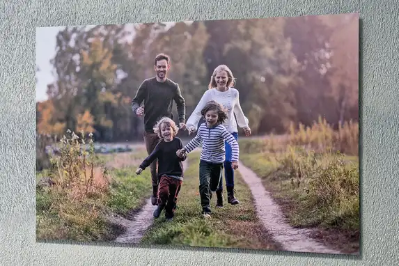 Ein auf Aluminium gedrucktes Familienfoto ist eine schöne Erinnerung an der Wand.