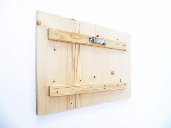 Fotorückseite auf Fichtenholz, stabile Aufhängevorrichtung.