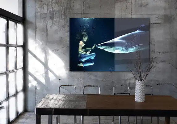 Luxuriöses Foto in Plexibond in einem schlichten Interieur, eine schöne Kombination.