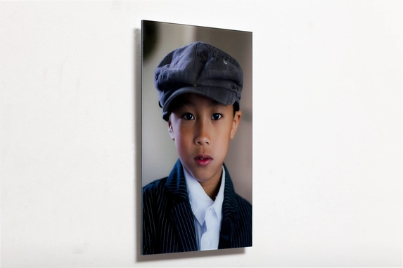 Kinderportraitfoto hinter Acryl.