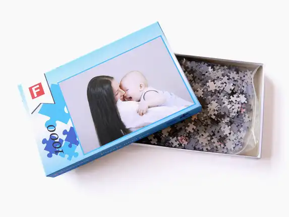 Das Fotopuzzle 48x68 cm wird in einer stabilen Box mit Ihrem eigenen Aufdruck und 1000 losen Teilen in der Box geliefert.