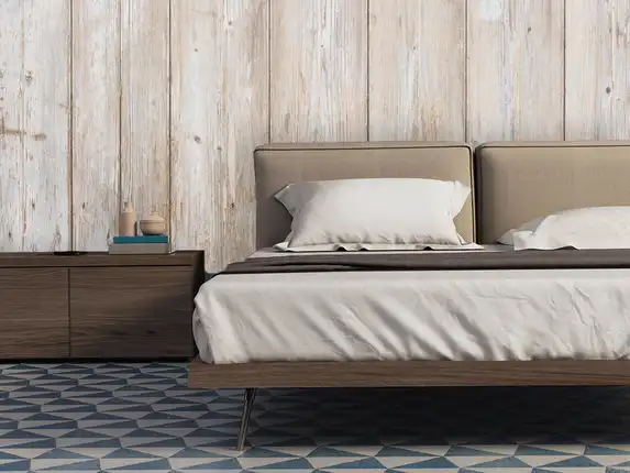 Fototapete mit Holzlatten-Optik als Wanddekoration im Schlafzimmer.