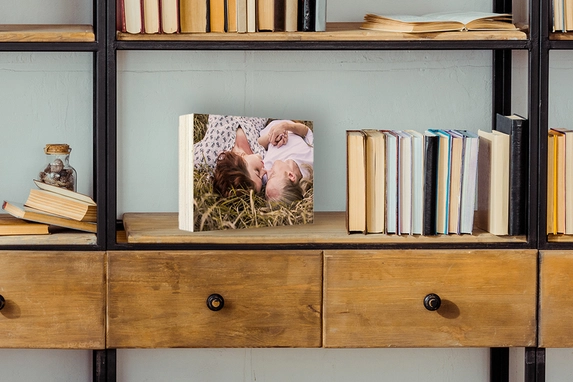 Sie können den Fotoblock aus Holz ganz einfach im Schrank oder auf der Fensterbank oder dem Nachttisch platzieren.