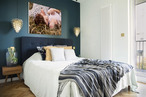 Foto auf Sperrholz, schöne Schlafzimmerdekoration.
