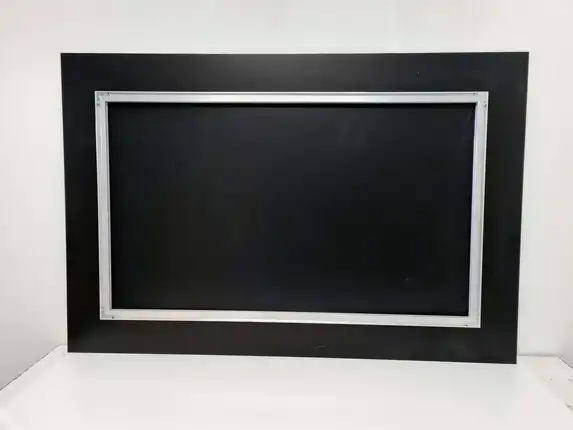 Luxuriöses, rückseitig aufgeklebtes Aufhängeprofil.