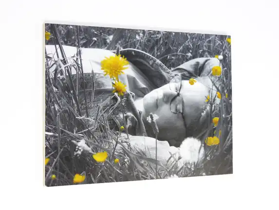 Foto auf schwarz-weißem Sperrholz mit Farbakzent.