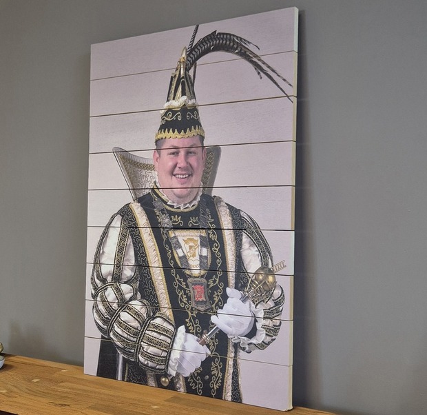 Portraitfoto auf Holz Ayous Stokkum Prince Carnival 2025 60x90cm.