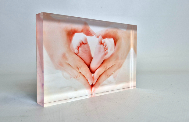 Der einzigartige Fotogeschenk Acrylblock Foto ist ein wunderschönes Fotogeschenk für besondere Anlässe wie eine Geburt oder einen Geburtstag!