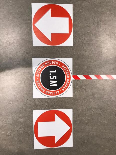 Bodenaufkleber, nützlich beispielsweise als Beschilderung.