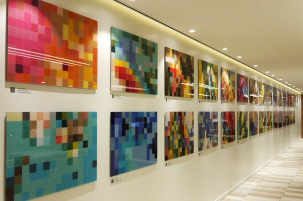 Kunstbeelden verlijmd achter acrylaat